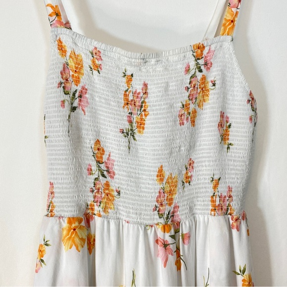 Old Navy smocked top flower sundress with POCKETS!! Size Medium - Picture 4 of 9